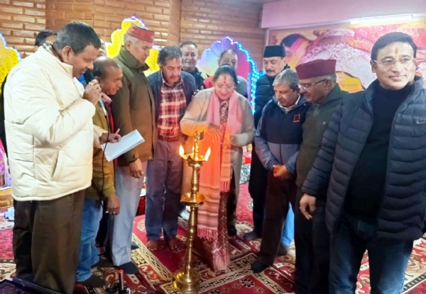 पौष माह के पहले रविवार को होली की परंपरागत होती का शुभारंभ करते विधायक एवं अन्य।