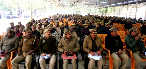 बैठक में मौजूद सुरक्षाकर्मी