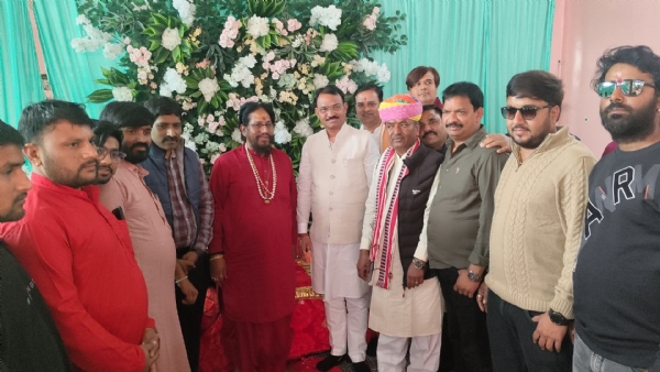 चित्तौड़गढ़ में रविवार को श्रीमहंत के जन्मदिन पर पहुंचे डिप्टी सीएम प्रेमचंद शर्मा।