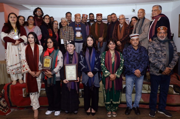 इंटेक के कार्यक्रम में सम्मानित हस्तियां उपायुक्त के साथ। इंटेक के कार्यक्रम में सम्मानित हस्तियां उपायुक्त के साथ।