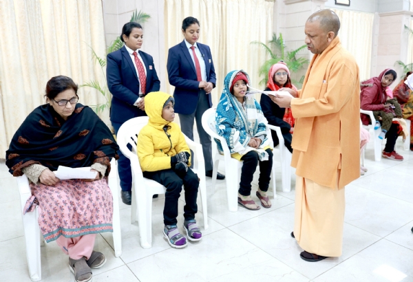 मा0 मुख्यमंत्री योगी आदित्यनाथ जी, दिनांक 22 दिसंबर 2025 को अपने सरकारी आवास 5- कालिदास मार्ग लखनऊ में आयोजित जनता दर्शन में लोगों की समस्याओं को सुना