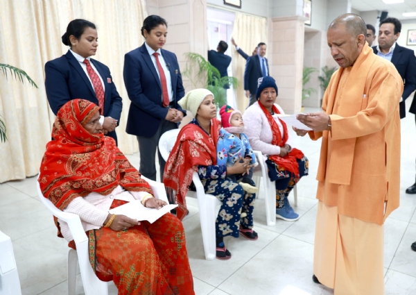 मा0 मुख्यमंत्री योगी आदित्यनाथ जी, दिनांक 22 दिसंबर 2025 को अपने सरकारी आवास 5- कालिदास मार्ग लखनऊ में आयोजित जनता दर्शन में लोगों की समस्याओं को सुना