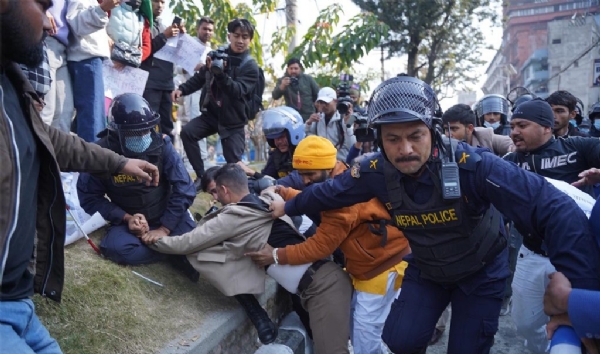 काठमांडू में प्रदर्शन कर रहे जेन जी को नियंत्रण में लेती पुलिस