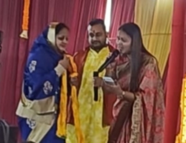 अररिया फोटो:सम्मानित करती सुनीता लड्डा