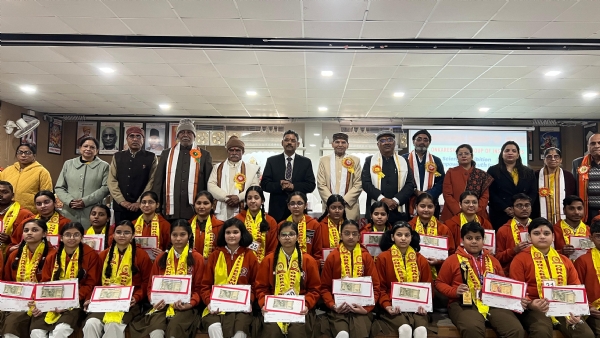 कार्यक्रम के बाद छात्रों की ग्रुप फोटो के साथ मुख्य अतिथि व अन्य