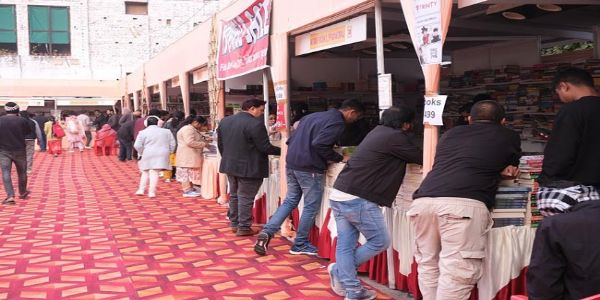 पुस्तकमेला : ‘मालगुडी’ तथा ‘रस्किन् बॉण्ड’ ग्रन्थ-शृङ्खलायां पाठकाः आकृष्टाः, अन्येभ्यः जनपदेभ्यः अपि पुस्तकप्रेमिणः समागताः।