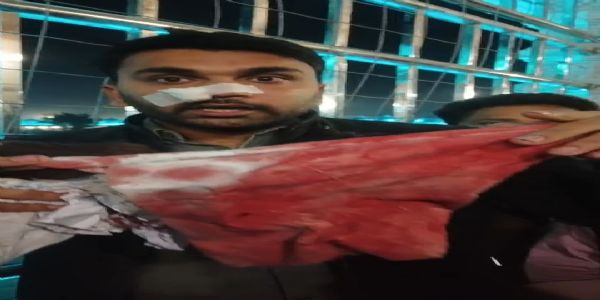 मन्दिरदर्शनार्थम् आगतं श्रद्धालुं सुरक्षारक्षकः ताडितवान्, कुट्टीमे प्रसारितं रक्तमपि तेनैव शोधयितुं बाधितवान्