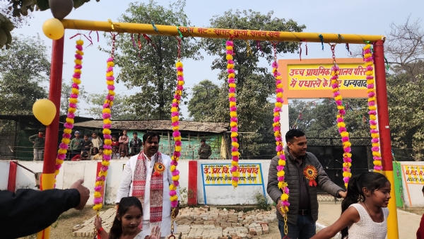 स्कूल के बच्चों के लिए लगवाया गया झूला
