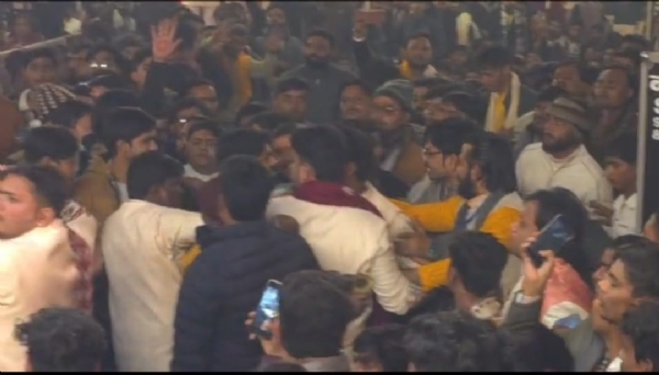 भजन संध्या में बवाल कर रहे लोग