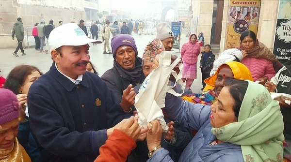 काशी विश्वनाथ धाम मे  झोला वितरण