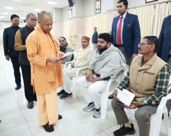 मा0 मुख्यमंत्री योगी आदित्यनाथ जी, दिनांक 22 दिसंबर 2025 को अपने सरकारी आवास 5- कालिदास मार्ग लखनऊ में आयोजित जनता दर्शन में लोगों की समस्याओं को सुना
