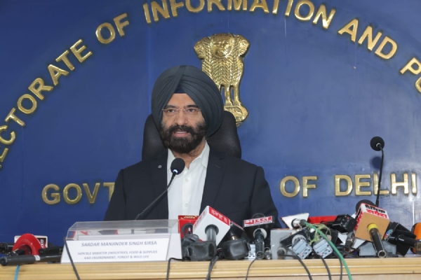 दिल्ली सचिवालय में  प्रेस कांफ्रेंस को संबोधित करते दिल्ली के पर्यावरण मंत्री मनजिंदर सिंह सिरसा
