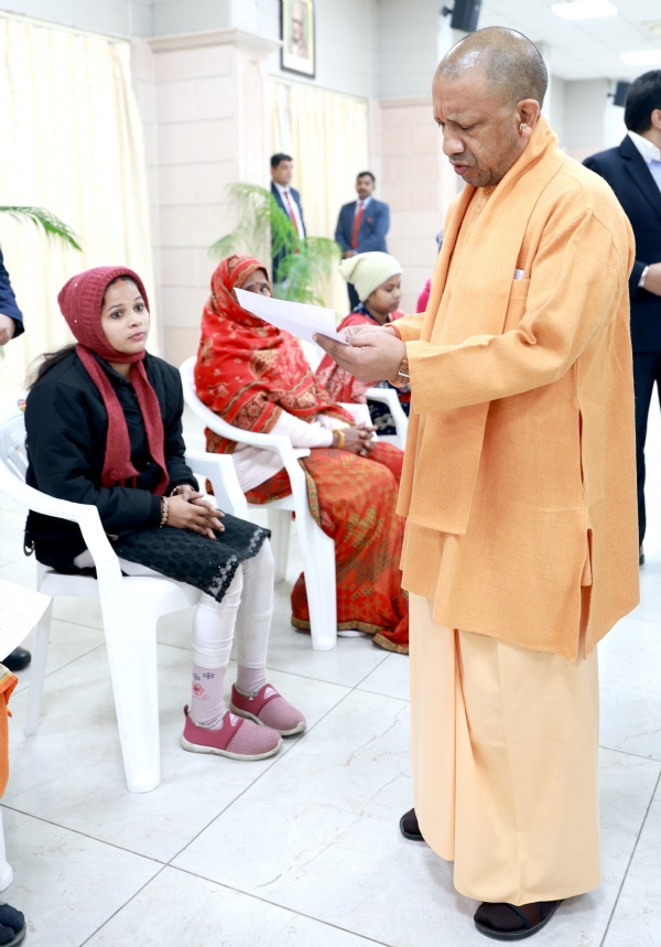 मा0 मुख्यमंत्री योगी आदित्यनाथ जी, दिनांक 22 दिसंबर 2025 को अपने सरकारी आवास 5- कालिदास मार्ग लखनऊ में आयोजित जनता दर्शन में लोगों की समस्याओं को सुना
