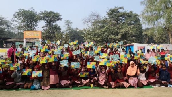 मौजूद बच्चों के साथ शिक्षक एवं समाजसेवी सागर गुप्ता