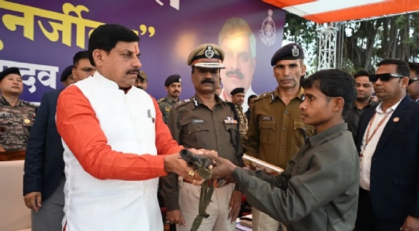 सीएम मोहन यादव के सामने आत्‍मसमर्पण करते नक्‍सली