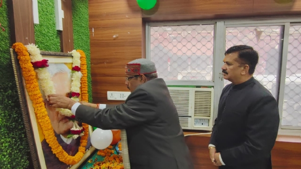 अटल बिहारी वाजपेयी जी को श्रद्धांजलि अर्पित करते हुए जिलाधिकारी डॉ दिनेश कुमार सिंह अटल बिहारी वाजपेयी जी को श्रद्धांजलि अर्पित करते हुए जिलाधिकारी डॉ दिनेश कुमार सिंह