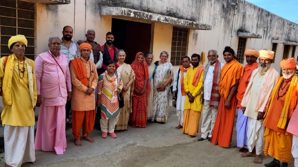 जनजाति वर्ग से संवाद करते हुए