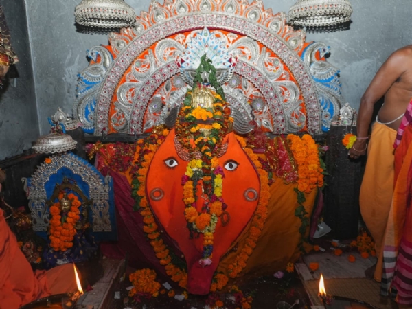 मुख्यमंत्री व लोकसभा अध्यक्ष ने ओडिशा में मां समलेश्वरी देवी मंदिर में किए दर्शन