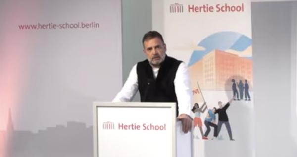 लोकसभा में नेता प्रतिपक्ष राहुल गांधी ने अपने 5 दिवसीय जर्मनी दौरे के दौरान भारतीय जनता पार्टी पर भारतीय संविधान की मूल भावना को कमजोर करने की साजिश रचने का आरोप लगाया है। उन्होंने कहा कि भाजपा संविधान में निहित समान अधिकार, राज्यों की समानता, भाषाई विविधता और धार्मिक समानता के विचार को समाप्त करना चाहती है।  राहुल गांधी ने बर्लिन स्थित हर्टी स्कूल में आयोजित कार्यक्रम के दौरान छात्रों से संवाद करने का सोमवार रात लगभग एक घंटे का वीडियो सोशल मीडिया पर जारी किया। इस वीडियो में राहुल गांधी ने लोकतंत्र, संस्थाओं और वैश्विक हालात पर अपने विचार रखे।  राहुल गांधी ने कहा कि देश की लोकतांत्रिक संस्थाएं स्वतंत्र रूप से कार्य नहीं कर पा रही हैं और केंद्रीय अन्वेषण ब्यूरो (सीबीआई) और  प्रवर्तन निदेशालय (ईडी) जैसी एजेंसियों का राजनीतिक हथियार के रूप में उपयोग किया जा रहा है। इन एजेंसियों की कार्रवाई मुख्य रूप से विपक्षी नेताओं के खिलाफ होती है, जबकि भाजपा नेताओं पर मामलों का अभाव दिखाई देता है। कांग्रेस की लड़ाई केवल भाजपा से नहीं, बल्कि संस्थागत ढांचे और एजेंसियों पर कथित कब्जे के खिलाफ भी है।  चुनावी प्रक्रिया को लेकर राहुल गांधी ने कहा कि कांग्रेस ने तेलंगाना और हिमाचल प्रदेश के चुनाव जीते हैं और हरियाणा चुनाव में भी पार्टी को जीत का भरोसा है। उन्होंने दावा किया कि हरियाणा की मतदाता सूची में एक विदेशी महिला का नाम पाए जाने का मुद्दा उठाया गया, लेकिन चुनाव आयोग की ओर से संतोषजनक जवाब नहीं मिला। राहुल गांधी ने महाराष्ट्र के चुनावों की निष्पक्षता पर भी सवाल किए।  राहुल गांधी ने कहा कि दुनिया इस समय बड़े बदलाव के दौर से गुजर रही है। पहले भारत को अमेरिका के प्रभुत्व वाली वैश्विक व्यवस्था से लाभ मिला, लेकिन अब अमेरिका की सैन्य, आर्थिक और वित्तीय शक्ति को चुनौतियों का सामना करना पड़ रहा है और आंतरिक समस्याएं भी बढ़ी हैं। वैश्विक उत्पादन का बड़ा हिस्सा चीन के पास चला गया है, जिससे भारत जैसे देशों के लिए केवल सेवा क्षेत्र के आधार पर बड़े पैमाने पर रोजगार पैदा करना कठिन हो गया है।  राहुल गांधी ने कहा कि भारत में व्यापक स्तर पर रोजगार सृजन के लिए विनिर्माण क्षेत्र का मजबूत होना आवश्यक है। भाजपा सरकार ने कुछ बड़े उद्योग समूहों को प्राथमिकता दी, जिससे व्यापार पर जोर बढ़ा और उत्पादन प्रभावित हुआ। नोटबंदी और वस्तु एवं सेवा कर जैसी नीतियों से छोटे और मध्यम उद्योगों को नुकसान पहुंचा, जिसका सीधा असर रोजगार पर पड़ा।  राहुल गांधी ने मौजूदा स्थिति को भारत के दो विचारधारात्मक दृष्टिकोणों के बीच संघर्ष बताया। उन्होंने कहा कि एक दृष्टिकोण मजबूत नेता के केंद्रीकृत शासन में विश्वास करता है, जबकि दूसरा संवाद, सहमति और देश की विविधता को साथ लेकर चलने पर आधारित है। भारत इतना बड़ा और विविध देश है कि उसका भविष्य किसी एक व्यक्ति द्वारा तय नहीं किया जा सकता। संविधान भारत को राज्यों का संघ मानता है, लेकिन मौजूदा सरकार इस पर व्यापक चर्चा के लिए तैयार नहीं है।