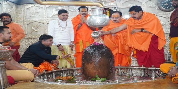 केंद्रीय स्वास्थ्य मंत्री जेपी नड्डा, मुख्यमंत्री यादवोकरोत् महाकालस्य अभिषेकम्