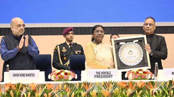 राष्ट्रपति द्रौपदी मुर्मु मंगलवार को विज्ञान भवन में आईबी शताब्दी एंडोमेंट व्याख्यान के दौरान। साथ में केद्रीय गृह मंत्री अमित शाह राष्ट्रपति द्रौपदी मुर्मु मंगलवार को विज्ञान भवन में आईबी शताब्दी एंडोमेंट व्याख्यान के दौरान। साथ में केद्रीय गृह मंत्री अमित शाह