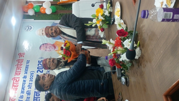 सुशासन सप्ताह के तहत कलेक्ट्रेट के कर्मचारियों को सम्मानित करते हुए पूर्व जिलाधिकारी डॉ दिनेश कुमार सिंह सुशासन सप्ताह के तहत कलेक्ट्रेट के कर्मचारियों को सम्मानित करते हुए पूर्व जिलाधिकारी डॉ दिनेश कुमार सिंह