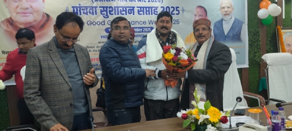 पत्रकारों को सम्मानित करते हुए पत्रकारों को सम्मानित करते हुए