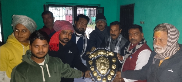 अररिया फोटो:विधायक शील्ड प्रदान करते समिति को