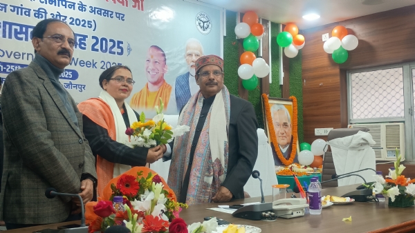 शिक्षकों को सम्मानित करते हुए पूर्व जिलाधिकारी डॉ दिनेश कुमार सिंह शिक्षकों को सम्मानित करते हुए पूर्व जिलाधिकारी डॉ दिनेश कुमार सिंह