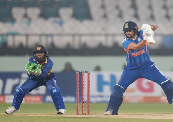 शॉट खेलतीं शेफाली वर्मा