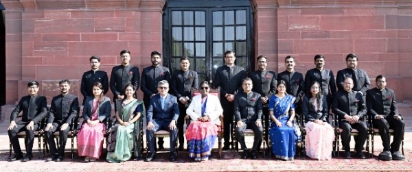 भारतीय रक्षा लेखा सेवा के 2024 बैच के प्रोबेशनर्स आज राष्ट्रपति भवन में राष्ट्रपति द्रौपदी मुर्मु से शिष्टाचार भेंट के दौरान