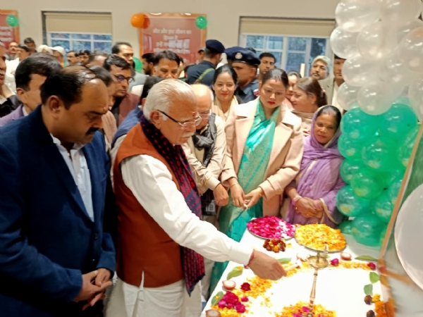 पानीपत में पूर्व प्रधानमंत्री अटल बिहारी वाजपेई की तस्वीर पर पुष्पांजलि अर्पित करते हैं केंद्रीय मंत्री मनोहर लाल