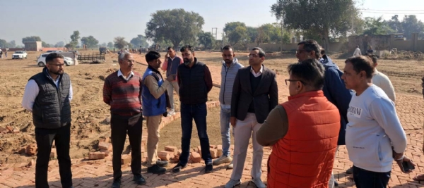 राखी गढ़ी में कार्यक्रम स्थल का निरीक्षण करते हुए एसडीएम विकास यादव।