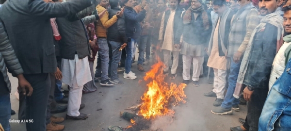 विश्व हिन्दु परिषद ने बंगलादेश की सरकार का फूंका पुतला