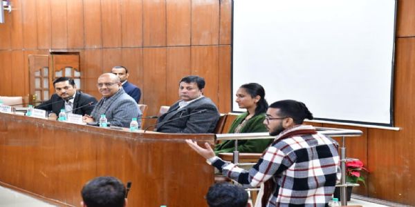 संवाद लोकतंत्रस्य आत्मास्ति सदनं सर्वतः सशक्तं मंचः - विजेंद्रगुप्ता