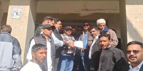 अरावली-पर्वतमालासंरक्षणविषये नाथद्वारे अधिवक्तॄणां प्रदर्शनम्