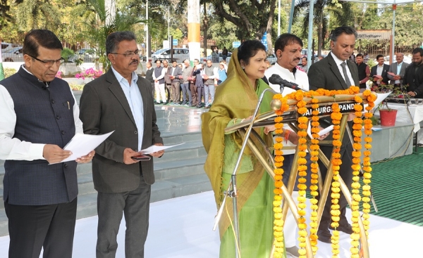 मंत्रालय में राज्य मंत्री कृष्णा गौर ने अधिकारियों और कर्मचारियों को दिलायी सुशासन दिवस की शपथ