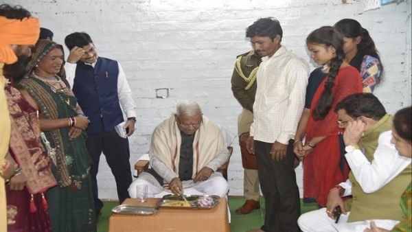 राज्यपाल ने पीएम आवास योजना के हितग्राही के घर ग्रहण किया भोजन