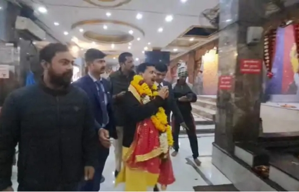 नितिन नबीन पूजा -अर्चना करते हुए मंदिर में