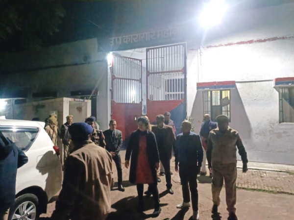 निरीक्षण कर उपकारागार से बाहर आते अधिकारी