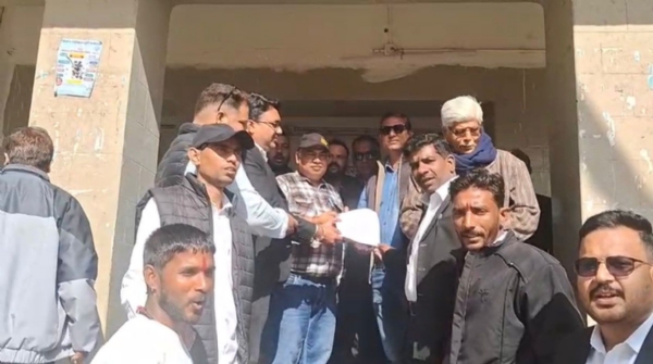 ज्ञापन देते हुए अधिवक्ता