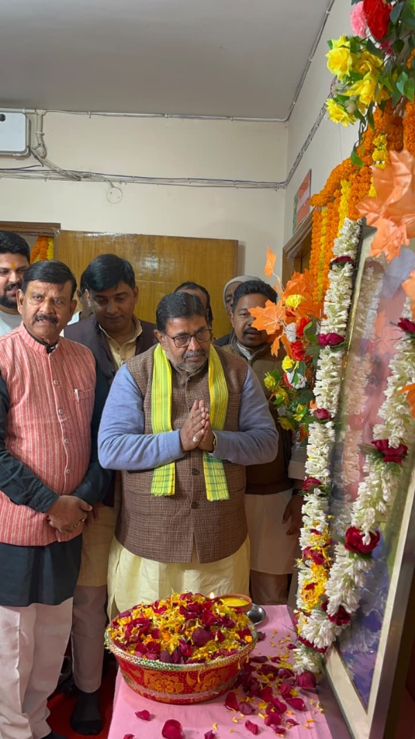 भाजपा नेता  श्रद्धांजलि देते हुए