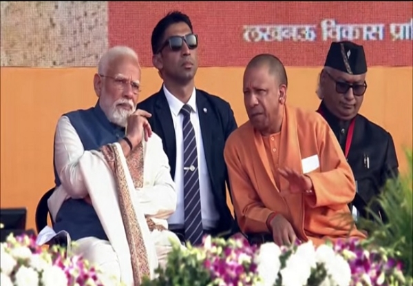मंच पर प्रधानमंत्री मोदी के साथ मुख्यमंत्री योगी मंच पर प्रधानमंत्री मोदी के साथ मुख्यमंत्री योगी