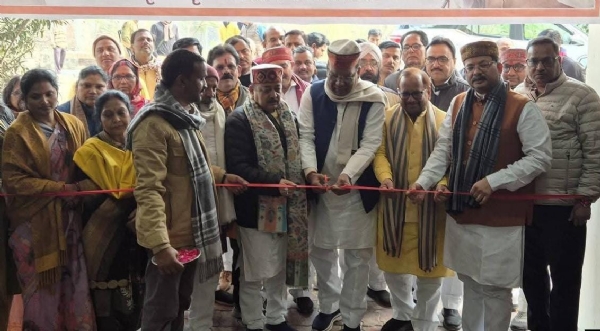 अटल जी की प्रदर्शनी का उद्घाटन करते हुए