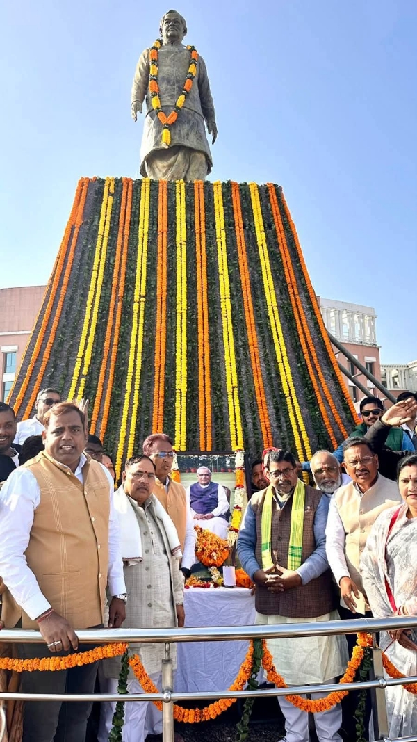 विधानसभा में श्रद्धांजलि देते भाजपा नेता