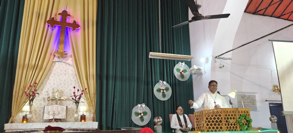 ओल्ड चर्च टाउन हॉल में प्राथना कराते पास्टर। ओल्ड चर्च टाउन हॉल में प्राथना कराते पास्टर।