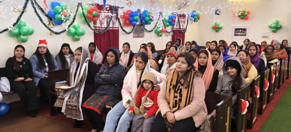 दांग चर्च में आराधना सभा में उपस्थित मसीह समाज के लोग। दांग चर्च में आराधना सभा में उपस्थित मसीह समाज के लोग।