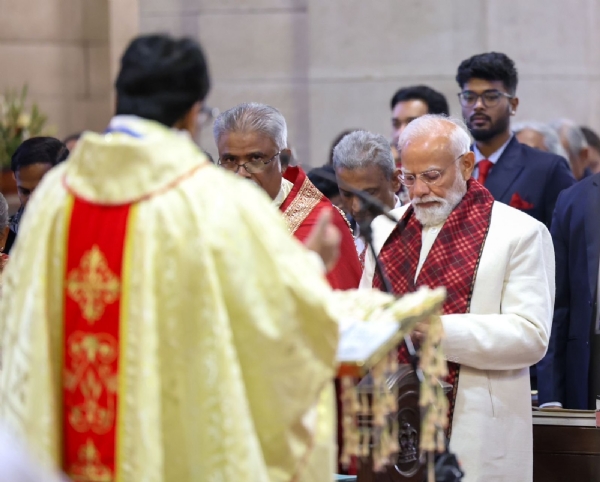प्रधानमंत्री नरेन्द्र मोदी ने गुरुवार को क्रिसमस पर दिल्ली के कैथेड्रल चर्च में विशेष प्रार्थना सभा में भाग लिया।