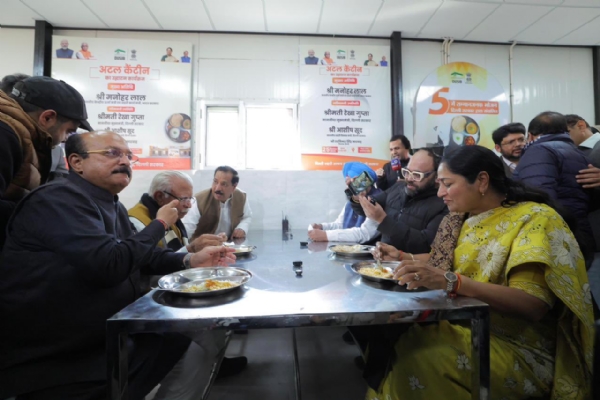 दिल्ली में अटल कैंटीन में  भोजन करती मुख्यमंत्री रेखा गुप्ता, साथ में केंद्रीय मंत्री मनोहर लाल खट्टर, दिल्ली के शिक्षा मंत्री आशीष सूद
