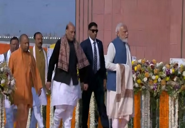 राष्ट्र प्रेरणा स्थल पर पुष्पांजलि अर्पित करते प्रधानमंत्री नरेन्द्र मोदी व अन्य नेता